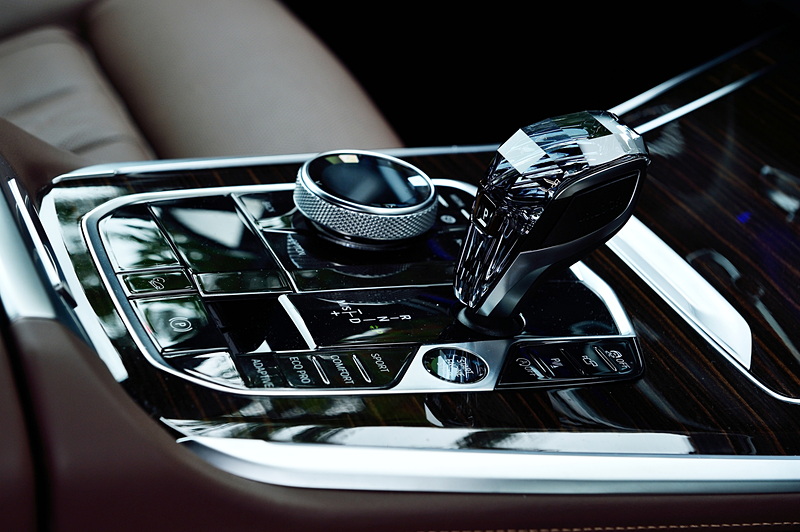 センターコンソールのシフトセレクター周辺にエンジンのスタート/ストップスイッチや「ドライビング・パフォーマンス・コントロール」のモードスイッチなどをレイアウト。クリスタルフィニッシュのシフトセレクタはM Sport専用オプション