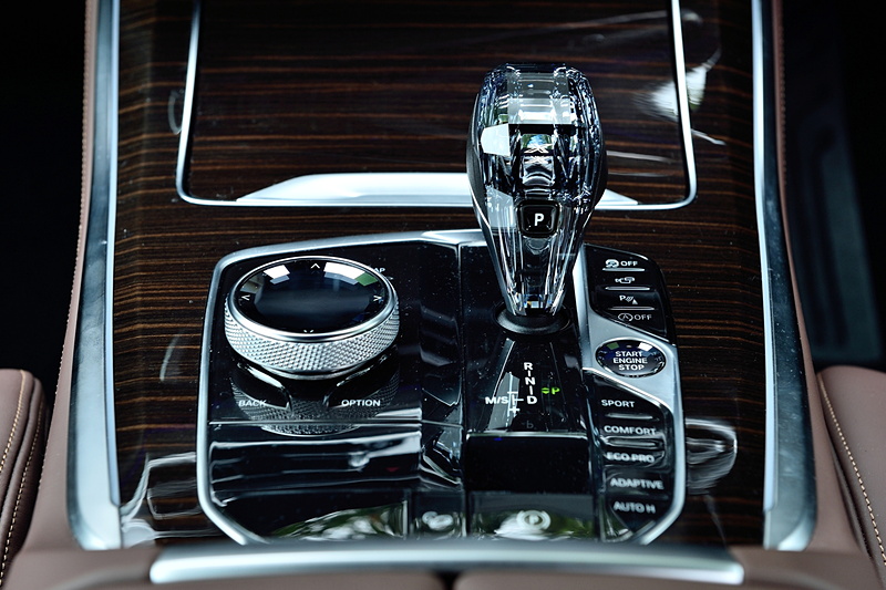 センターコンソールのシフトセレクター周辺にエンジンのスタート/ストップスイッチや「ドライビング・パフォーマンス・コントロール」のモードスイッチなどをレイアウト。クリスタルフィニッシュのシフトセレクタはM Sport専用オプション