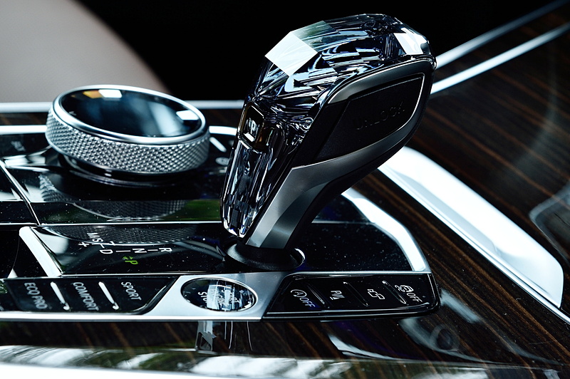 センターコンソールのシフトセレクター周辺にエンジンのスタート/ストップスイッチや「ドライビング・パフォーマンス・コントロール」のモードスイッチなどをレイアウト。クリスタルフィニッシュのシフトセレクタはM Sport専用オプション