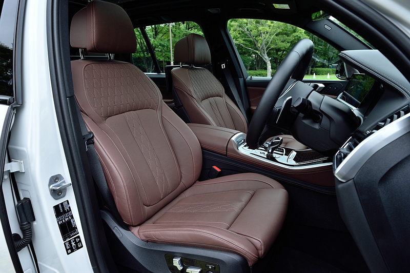コーヒーブラウン色のヴァーネスカ・レザーシートを標準装備