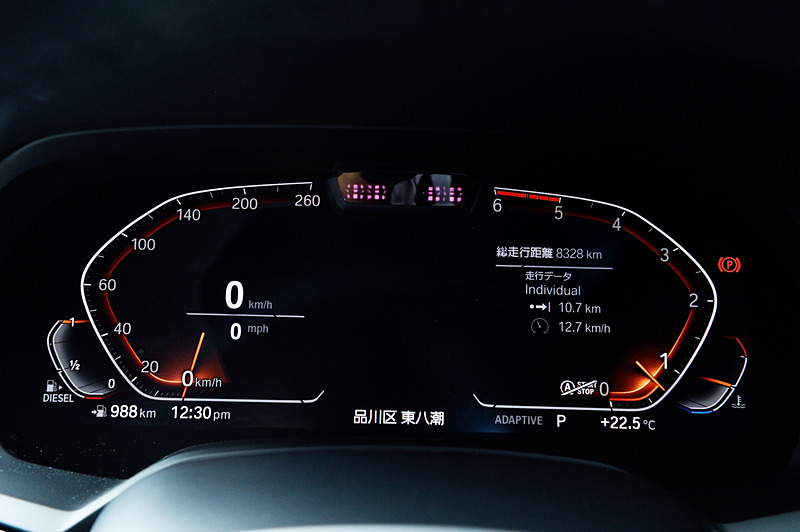 左側にスピードメーター、右側にタコメーターを配置。スピードメーターは時計回り、タコメーターは反時計回りに指針が動く独自のスタイルを採用。タコメーターのレッドゾーンは5000rpmで6000rpmまで刻まれている