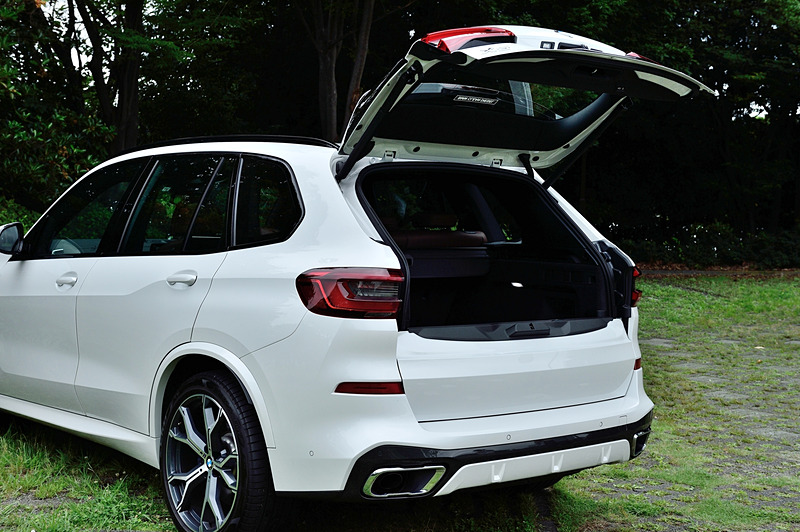 リアハッチは上下2分割で開閉