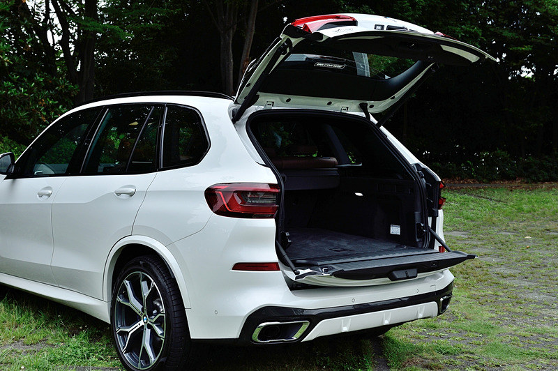 リアハッチは上下2分割で開閉