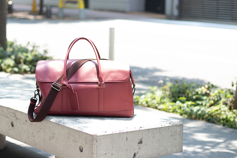 カラーはベージュのほかレッドも用意