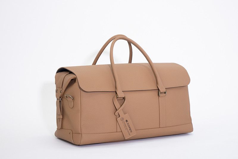 Caban.toのサイズは47×25×22cm（幅×高さ×マチ）、持ち手の長さは25cm