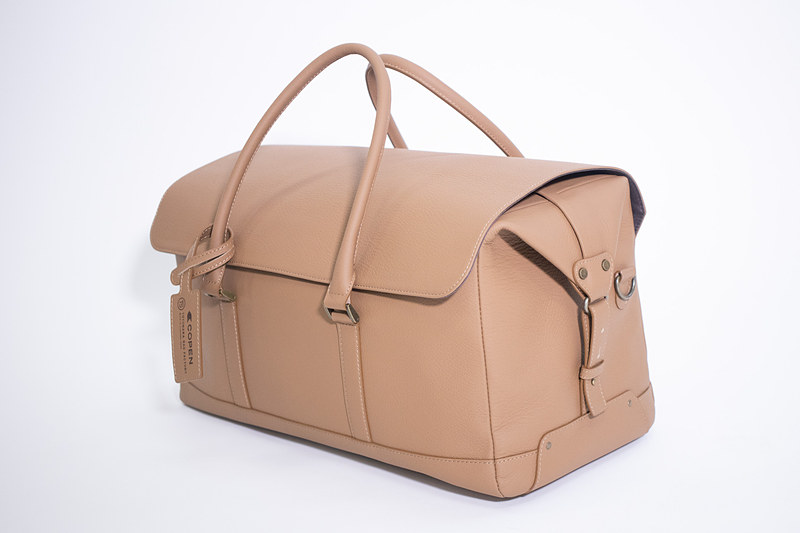 Caban.toのサイズは47×25×22cm（幅×高さ×マチ）、持ち手の長さは25cm