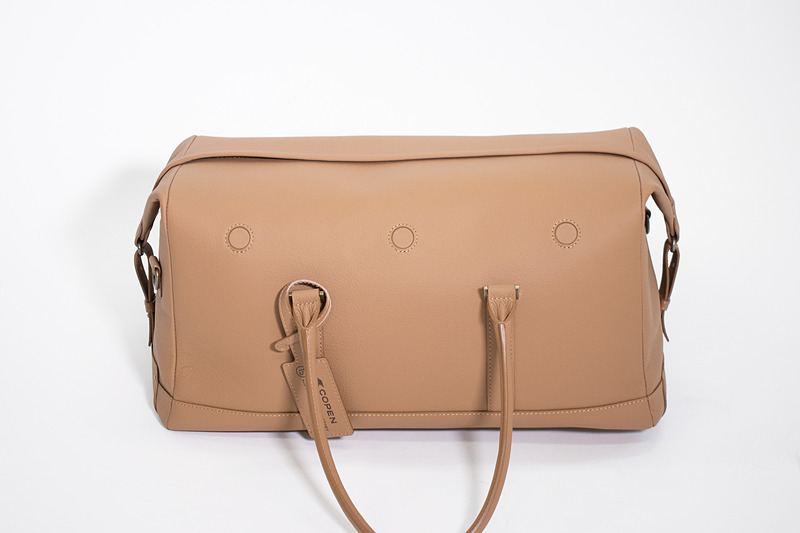 Caban.toのサイズは47×25×22cm（幅×高さ×マチ）、持ち手の長さは25cm