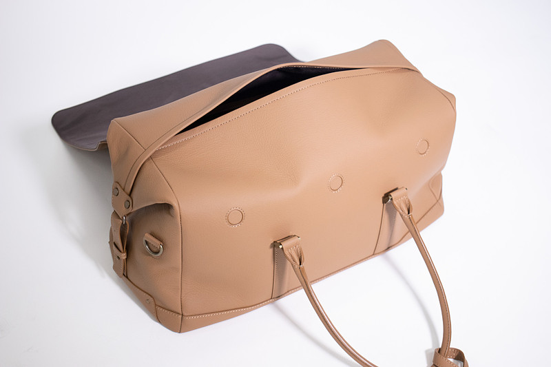 Caban.toのサイズは47×25×22cm（幅×高さ×マチ）、持ち手の長さは25cm