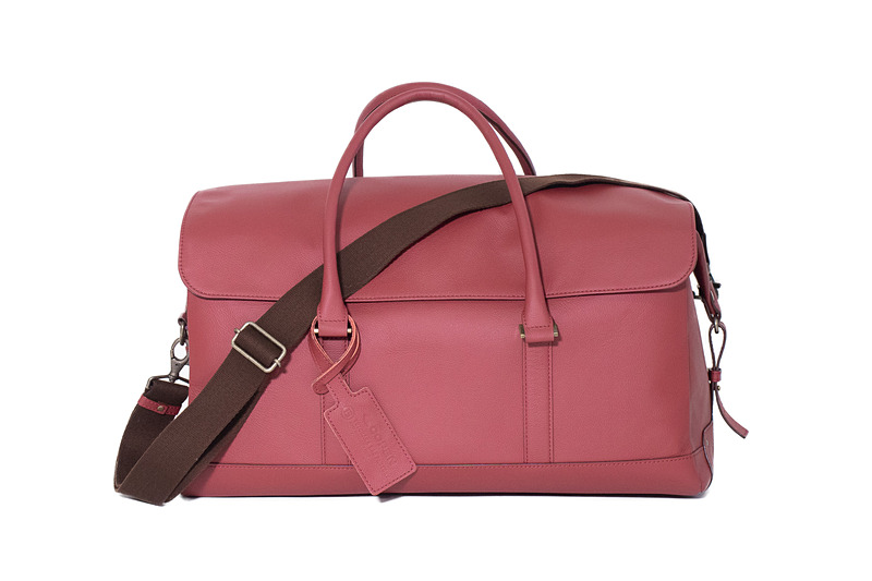 カラーはベージュのほかレッドも用意