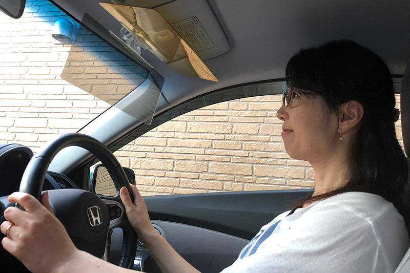実際に使ってみると、こんな感じです。大きなクリップでガシッと固定するので、1度付けるとグラついたりするようなことはなく、2枚のサンバイザーをそれぞれ格納したり、下げたり、自由自在に角度が変えられるのが便利。CR-Zはドライバーの頭とフロントウィンドウが比較的近い方ですが、これを付けても圧迫感はまったくなかったですよ。あとは、角度調節の時にちょっとカキッコキッとチープな感触なのが気になるので、どれくらい耐久性があるのかが心配です（笑）