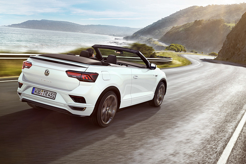 パワートレーンは85kW/115PSの3気筒 1.0リッターターボエンジンと110kW/150PSの4気筒 1.5リッターターボエンジンの2種類。トランスミッションは標準装備の6速MTのほかにオプションで7速DCTを選択可能