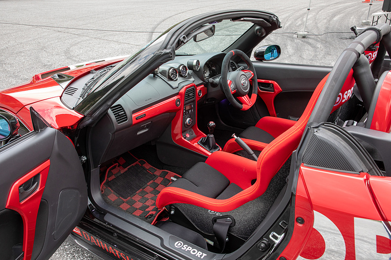 ダイハツ コペン エクスプレイをベースにしたD-SPORTのデモカー。エクステリア、インテリア、エンジン補器まわり、サスペンション、ブレーキなどに手が入ったスポーツ走行仕様