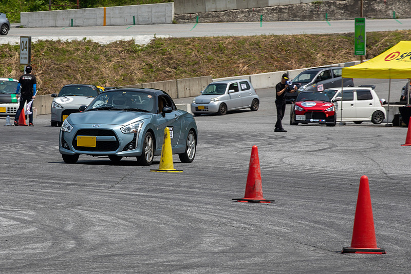 スラロームは低速でも挙動変化が大きくクルマの動かし方を学ぶのに最適。クルマへの負担は少なく、街中を走るのにも役に立つ