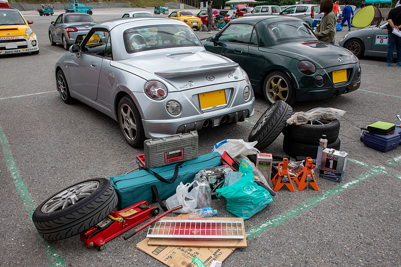 走行に向けて荷物を降ろす参加者。助手席は外してあったが2シーターのコペンにこんなに積めるのに驚き