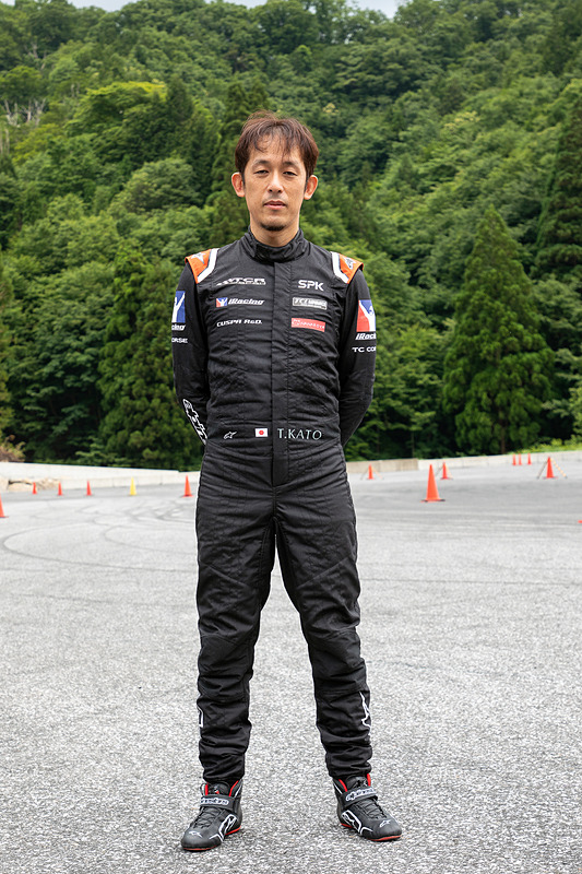 講師兼全体の監修も行なうレーシングドライバーの加藤彰彬選手。加藤選手は町田市で「TCR JAPAN」というチューニング＆メンテナンスガレージを経営する