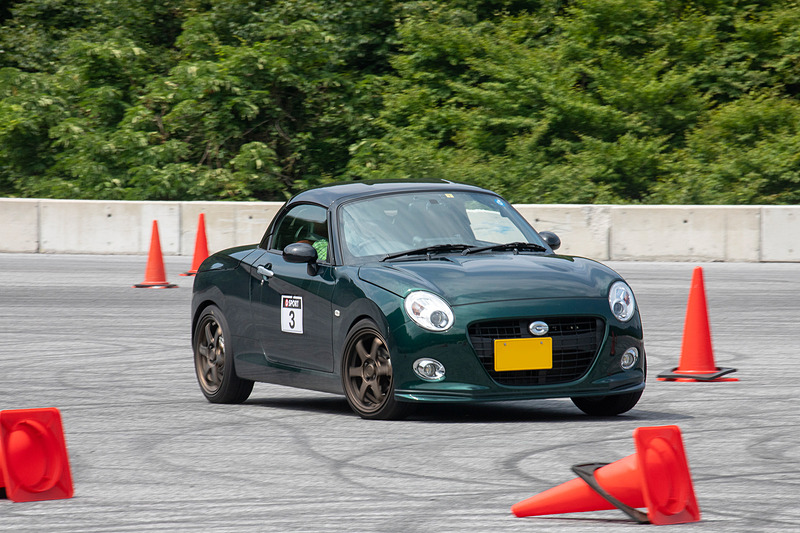 コーナリング練習コースは、ある程度スピードが出た状態からブレーキングしつつコーナリングするとクルマはどんな挙動になるかを体験するのが目的。スピンしてもいいので「普段試せないクルマの動きを体験すること」と講師は言う