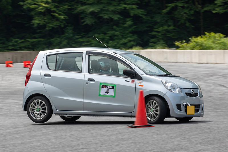 コーナリング練習コースは、ある程度スピードが出た状態からブレーキングしつつコーナリングするとクルマはどんな挙動になるかを体験するのが目的。スピンしてもいいので「普段試せないクルマの動きを体験すること」と講師は言う