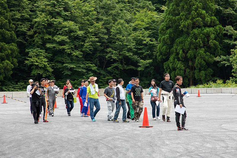 走行前にはコースを足で歩く「完熟歩行」を行なう。歩きながら運転中に見える様子を確認しておくことでしっかりとコースを覚える