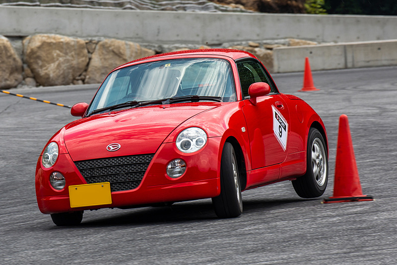 コースを走る参加者。駐車場にパイロンを置いただけのコースなので、コースアウトしてクルマを壊す心配もなく、思い切って走れる