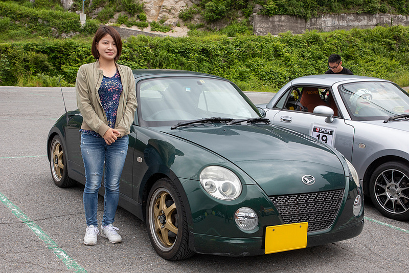 L880Kコペンに乗る小池さん。走行会や練習会への参加経験もあったが「長いスラローム練習ができることはなかなかないです。講師の方には全体的にアクセルとステアリング操作のタイミングがあってないことを指摘されました。そこで言われたことを参考に練習していったら最後のほうにアクセルワークでスムーズに曲がれるようになりました」とのこと