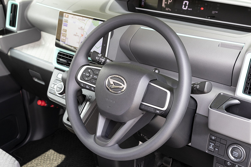 ステアリングの左スポーク部にあるボタンを押すとシステムが作動する