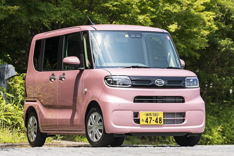 新型「タント X」の2WD（146万3400円）。ボディカラーは「ブルーミングピンクメタリック」。ボディサイズは3395×1475×1755mm（全長×全幅×全高）で、ホイールベースは2460mm
