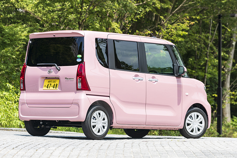 新型「タント X」の2WD（146万3400円）。ボディカラーは「ブルーミングピンクメタリック」。ボディサイズは3395×1475×1755mm（全長×全幅×全高）で、ホイールベースは2460mm