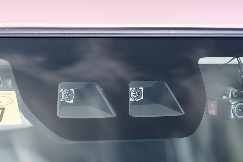 スマートアシストの世界最小ステレオカメラ。スマートアシストは「L スマートアシスト」装着車以外のモデルで全車標準装備