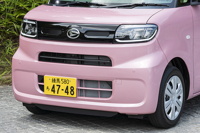 フロントグリルとリアスポイラーに運転支援のパノラマモニターやパノラマパーキングアシストで利用するカメラを搭載