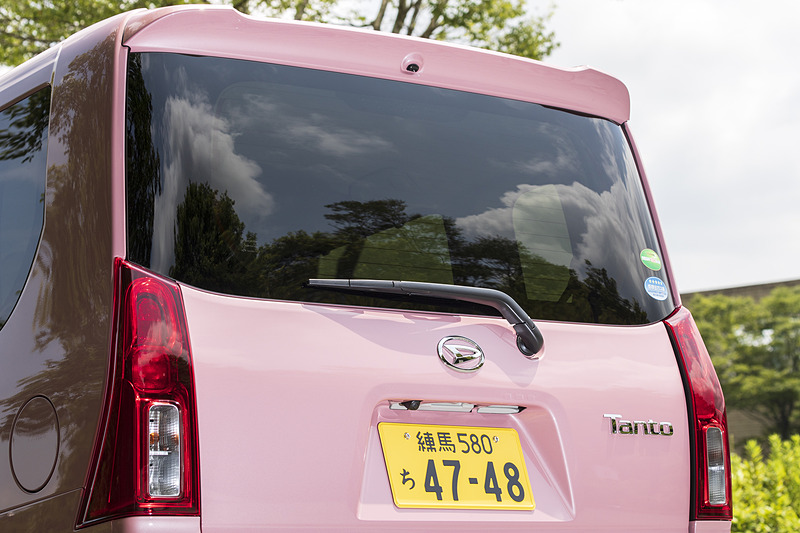 フロントグリルとリアスポイラーに運転支援のパノラマモニターやパノラマパーキングアシストで利用するカメラを搭載