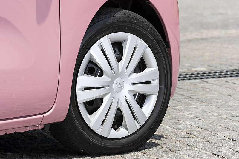 Xは14インチフルホイールキャップを装着。155/65R14サイズのブリヂストン「エコピア」を組み合わせる