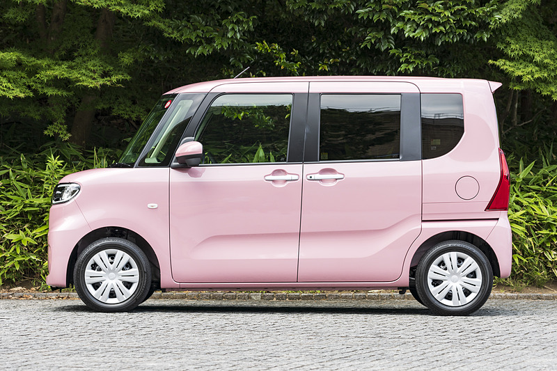 助手席側のピラーインドアと、540mmの運転席超ロングスライドを組み合わせた「ミラクルウォークスルーパッケージ」が特徴。右の写真は運転席を1番後ろに、助手席を1番前に動かしている状態