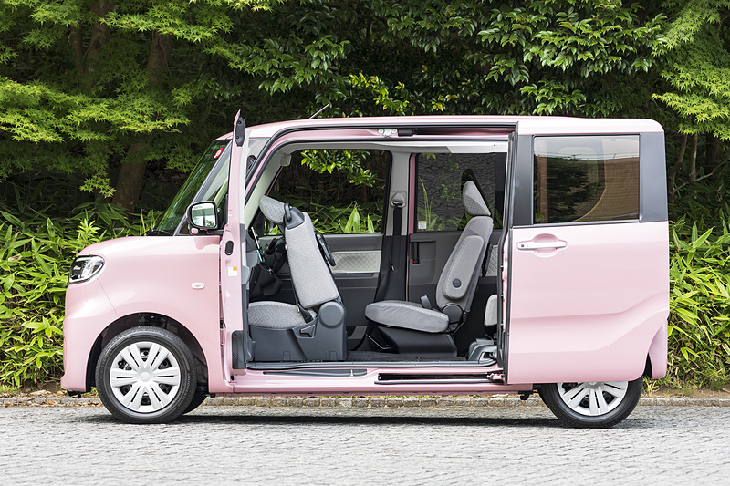 助手席側のピラーインドアと、540mmの運転席超ロングスライドを組み合わせた「ミラクルウォークスルーパッケージ」が特徴。右の写真は運転席を1番後ろに、助手席を1番前に動かしている状態