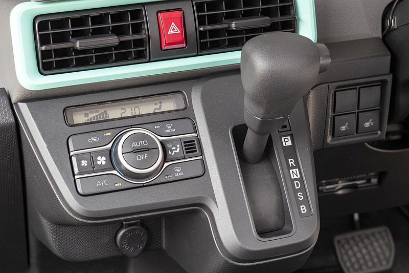 シフトノブまわりにはエアコンのスイッチ類を配置。Xのエアコンはオート（プッシュ式）となる