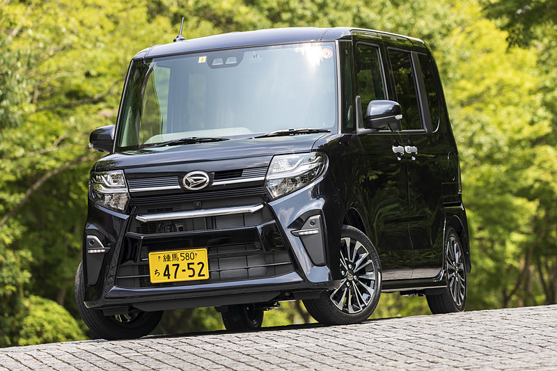 新型「タント カスタム RS」の2WD（174万9600円）。ボディカラーは「パールブラック」。ボディサイズは3395×1475×1775mm（全長×全幅×全高）