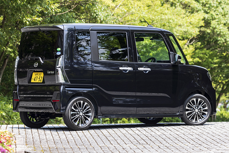 新型「タント カスタム RS」の2WD（174万9600円）。ボディカラーは「パールブラック」。ボディサイズは3395×1475×1775mm（全長×全幅×全高）