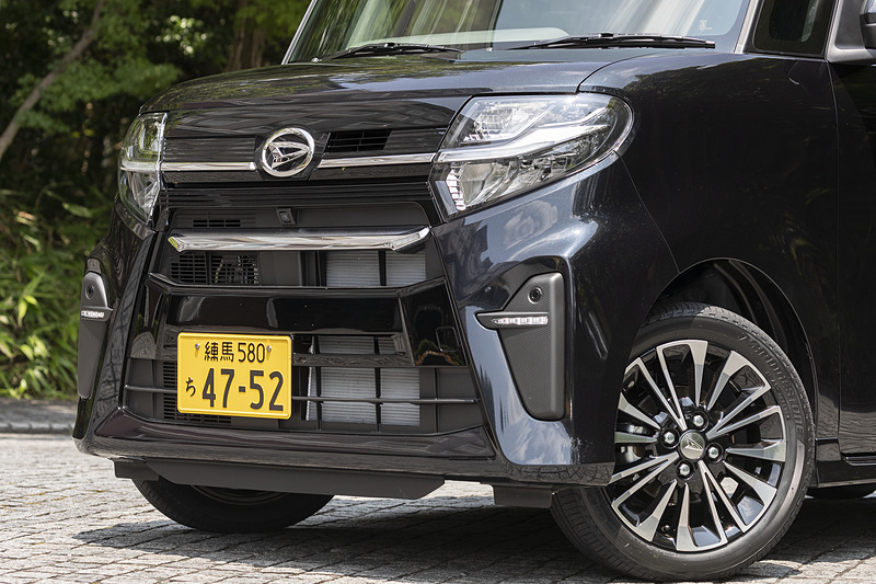 カスタムは大型フロントグリルとメッキのフォグランプガーニッシュでスタイリッシュな印象