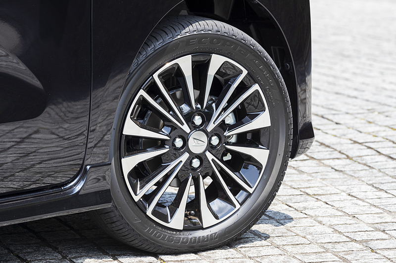 タント カスタム RSはシリーズの中で唯一15インチアルミホイール（切削）を装着。タイヤはブリヂストン製エコピアでXと同じ。タイヤサイズは165/55R15