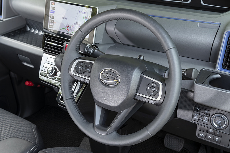 ステアリングは革巻き