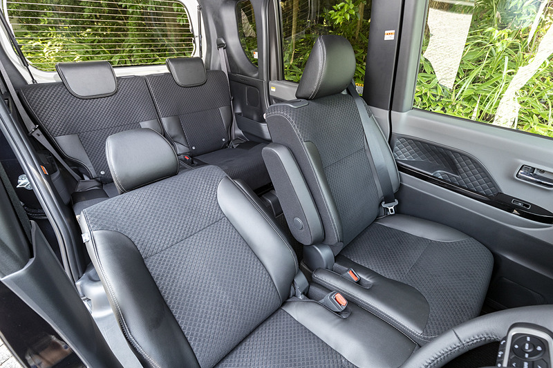 シート表皮はファブリックとソフトレザー調の組み合わせ