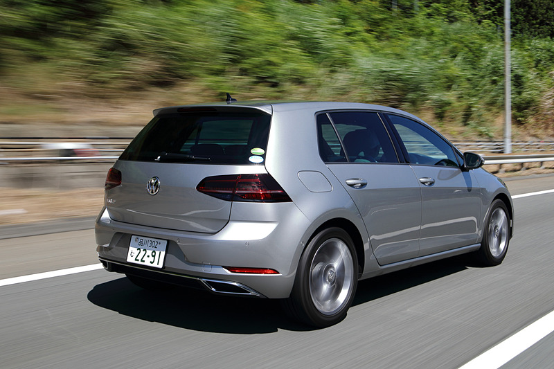 「ゴルフ TSI Highline Meister」（359万9000円）。「CPT」型の直列4気筒DOHC 1.4リッターターボエンジンは最高出力103kW（140PS）/4500-6000rpm、最大トルク250Nm（25.5kgfm）/1500-3500rpmを発生。トランスミッションは7速DSG