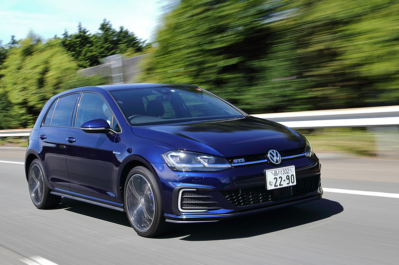 「ゴルフ GTE」（469万円）。「CUK」型の直列4気筒DOHC 1.4リッターターボエンジンは最高出力110kW（150PS）/5000-6000rpm、最大トルク250Nm（25.5kgfm）/1500-3500rpmを発生。このエンジンに最高出力80kW（109PS）、最大トルク330Nm（33.6kgfm）を発生する「EAH」型モーターを組み合わせる。トランスミッションは6速DSG