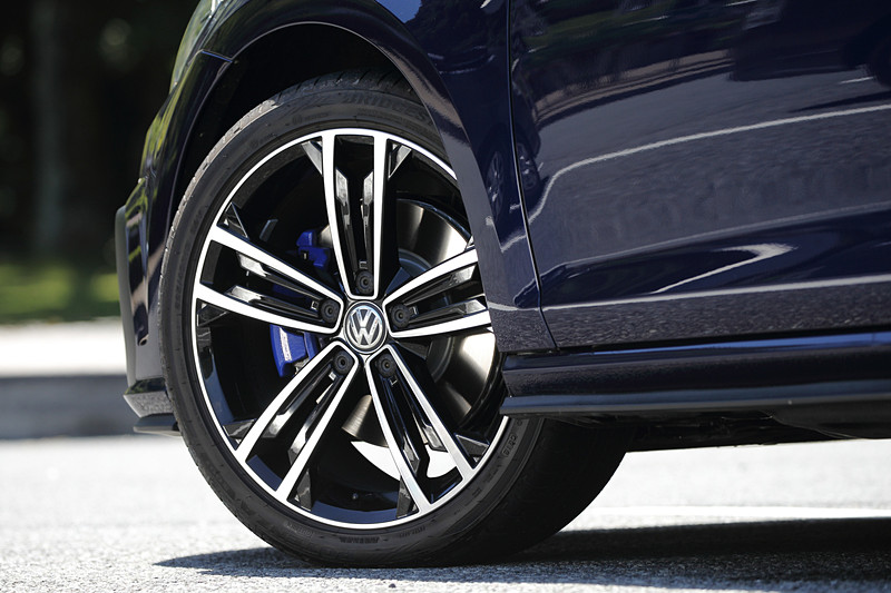 純正装着のタイヤサイズはTSI Highline Meisterと同じ225/45R17だが、試乗車はデジタルメータークラスター“Active Info Display”（左）とセットオプション（21万6000円高）の「DCCパッケージ」を装着し、1インチアップの225/40R18サイズのタイヤ＆ホイール（右）を装着
