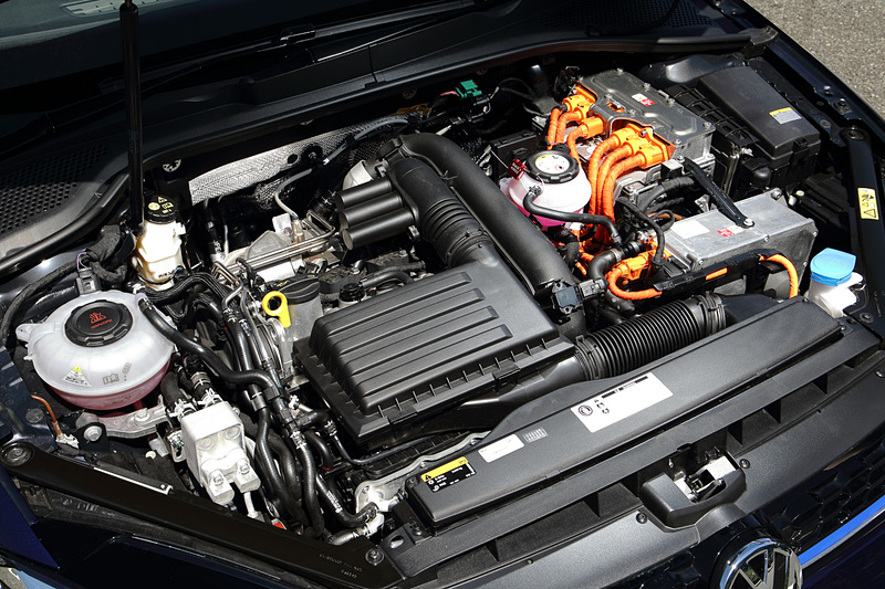 「ゴルフ GTE」（469万円）。「CUK」型の直列4気筒DOHC 1.4リッターターボエンジンは最高出力110kW（150PS）/5000-6000rpm、最大トルク250Nm（25.5kgfm）/1500-3500rpmを発生。このエンジンに最高出力80kW（109PS）、最大トルク330Nm（33.6kgfm）を発生する「EAH」型モーターを組み合わせる。トランスミッションは6速DSG