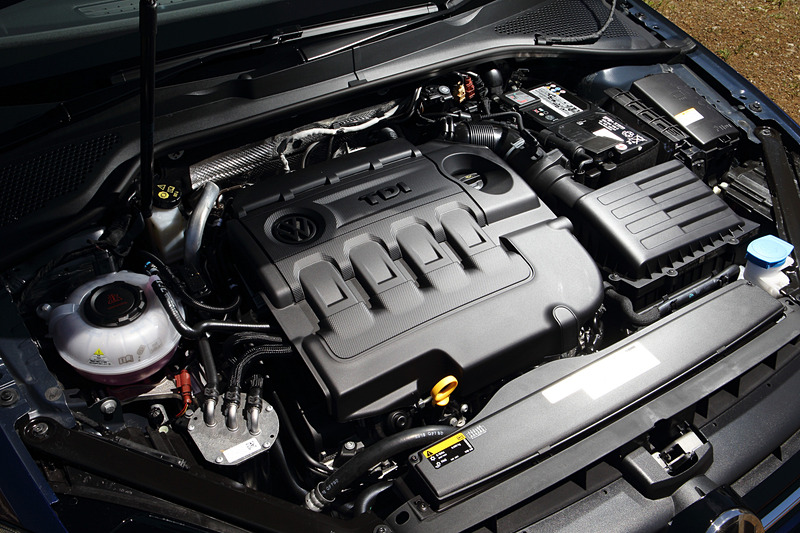 「ゴルフ トゥーラン」にも搭載される「DFG」型の直列4気筒DOHC 2.0リッターディーゼルターボエンジンをゴルフ向けにチューニングして採用。最高出力110kW（150PS）/3500-4000rpm、最大トルク340Nm（34.7kgfm）/1750-3000rpmを発生。トランスミッションはゴルフ トゥーランの6速DSGから7速DSGに変更されている