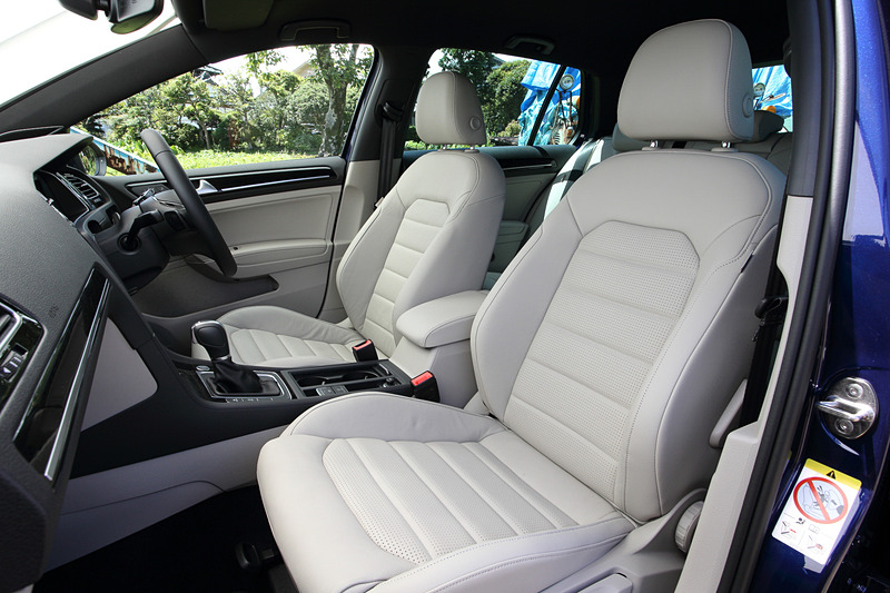 フロントにシートヒーターを備えるレザーシートは特別仕様車のMeister専用装備
