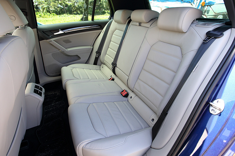 フロントにシートヒーターを備えるレザーシートは特別仕様車のMeister専用装備