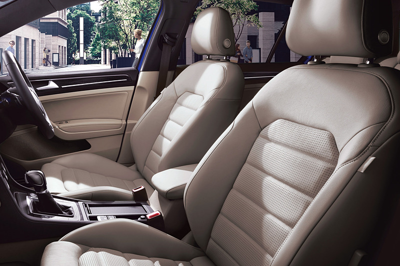 特別仕様車「TDI Highline Meister」のインテリア。専用レザーシートやデジタルメータークラスターの“Active Info Display”を標準装備