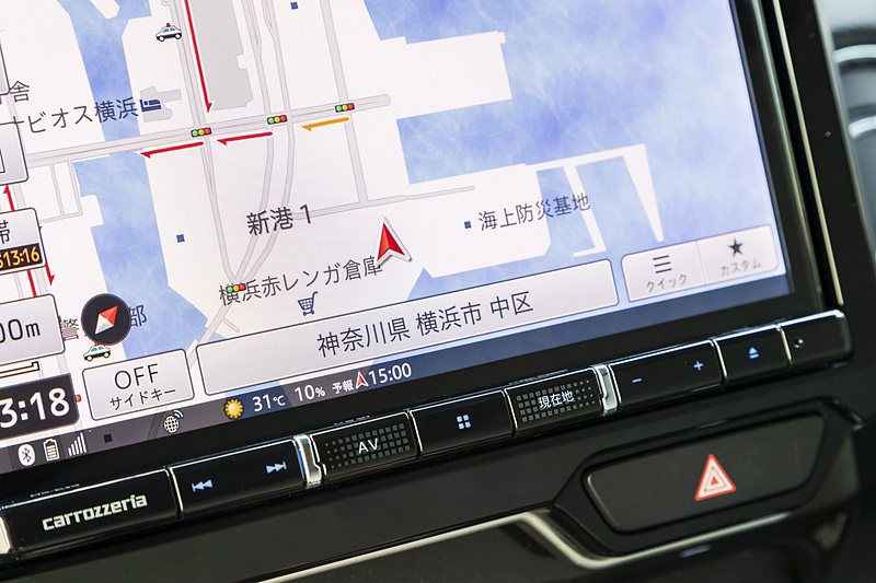 モニター下部にはAV、ホーム、行き先ボタンなどのハードキーを配置。AVと行き先ボタンにはドット状の模様が施されているため、直接見なくても操作することが可能