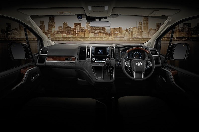 マジェスティのインテリアでは2列目左右独立シート、7つのUSBポートといった快適性・利便性の高いアイテムが採用される